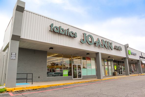 ±10,025 SF Endcap Suite in Sena Mall Shopping Center: 1111 Veterans Memorial Blvd, Metairie, LA 70005